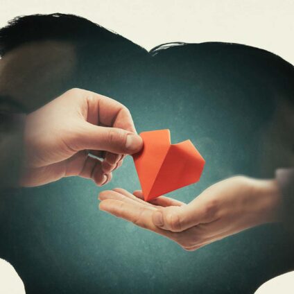 Papieren hart naast een huwelijksakte, met twee silhouetten die van elkaar afkijken – een symbool voor liefde, huwelijk en de gevolgen van scheiding