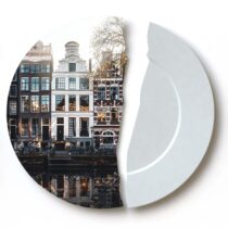 Gebroken bord met afbeelding van Amsterdam. Mediator Amsterdam staat voor je klaar bij gebroken relatie.