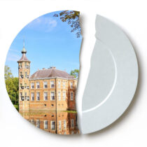Mediator Breda, afbeelding van een gebroken bord met foto van Breda