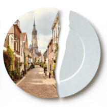 Foto van stad Delft op een gebroken bord. Naar de mediator scheiding Delft