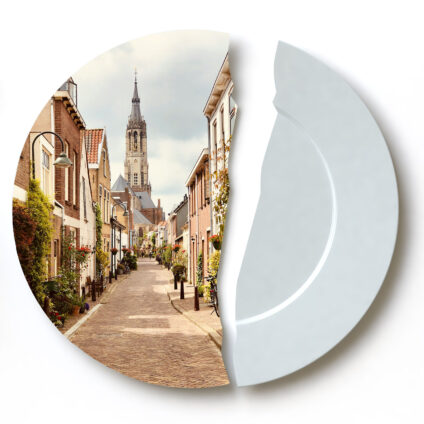 Foto van stad Delft op een gebroken bord. Naar de mediator scheiding Delft