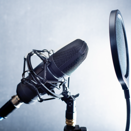 Microfoon gebruikt voor het opnemen van een podcast over scheiden, wonen en ondersteuning door kerk en community.