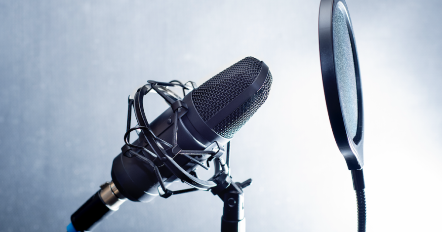 Microfoon gebruikt voor het opnemen van een podcast over scheiden, wonen en ondersteuning door kerk en community.