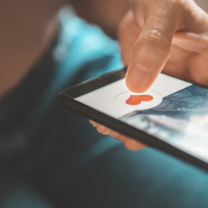 Tinder daten was er nog niet. Van daten naar relatie ging niet via swipen.