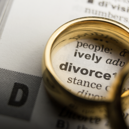 lets divorce evenement in de Brabant hallen. de trouwringen afdoen