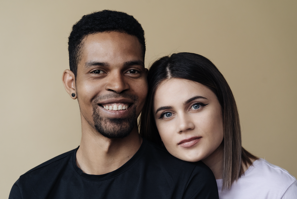 Geen relatietherapie maar de relatiereboot heeft dit stel weer bij elkaar gebracht. Foto van gelukkig gemengd stel (man en vrouw).