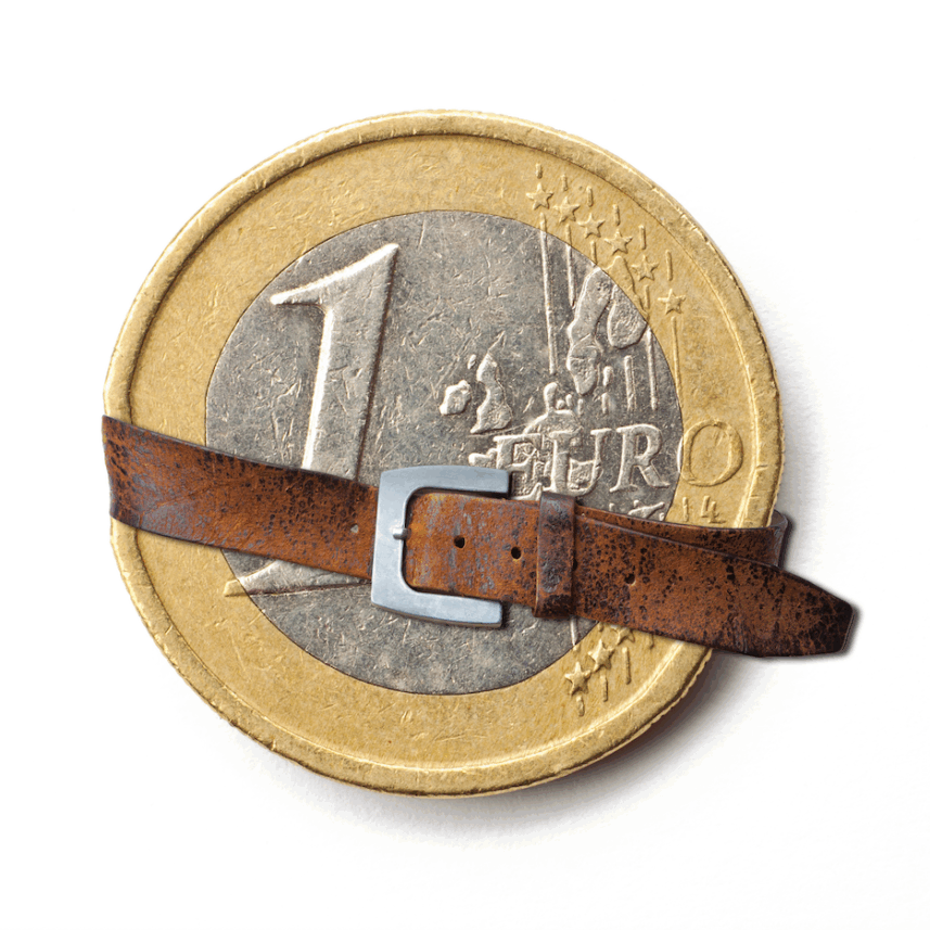 euro munt geld met een broekriem die aangetrokken wordt, crisis