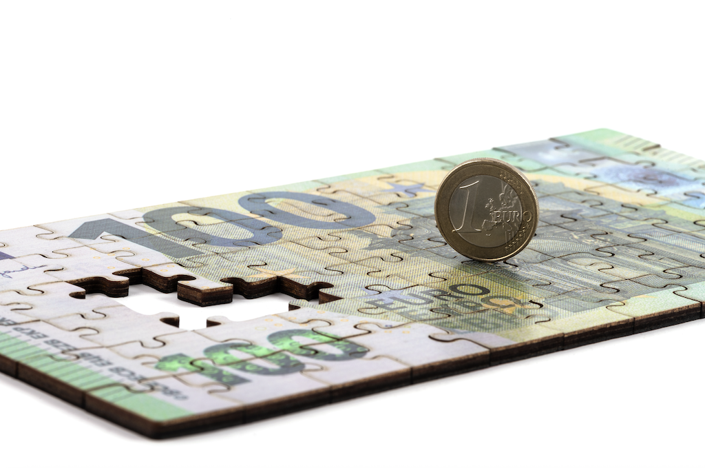 Euro munt en brief geld met een missend puzzelstuk