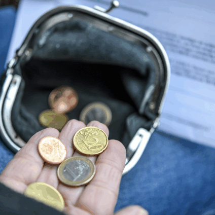 hand die weinig geld natelt dat in de portemonnee zit