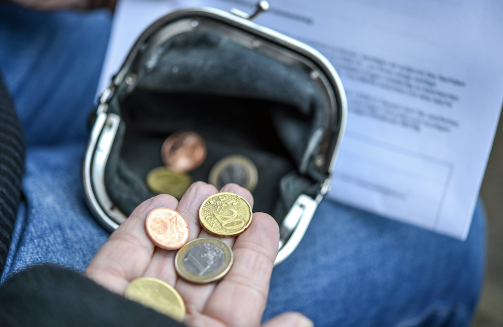 hand die weinig geld natelt dat in de portemonnee zit