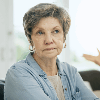 vrouw op leeftijd die twijfelt over haar relatie. man die haar niet begrijpt op de achtergrond