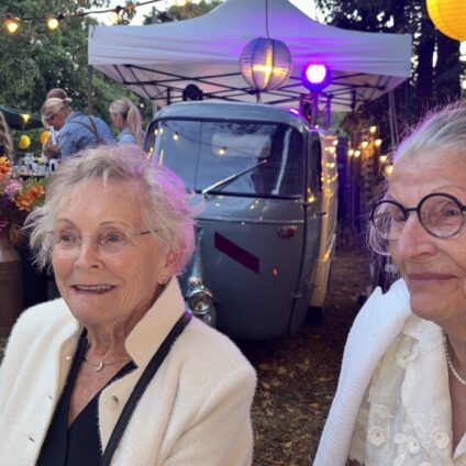 Mijn moeder en tante Jopie op de bruiloft in oktober van Joost en Nicole