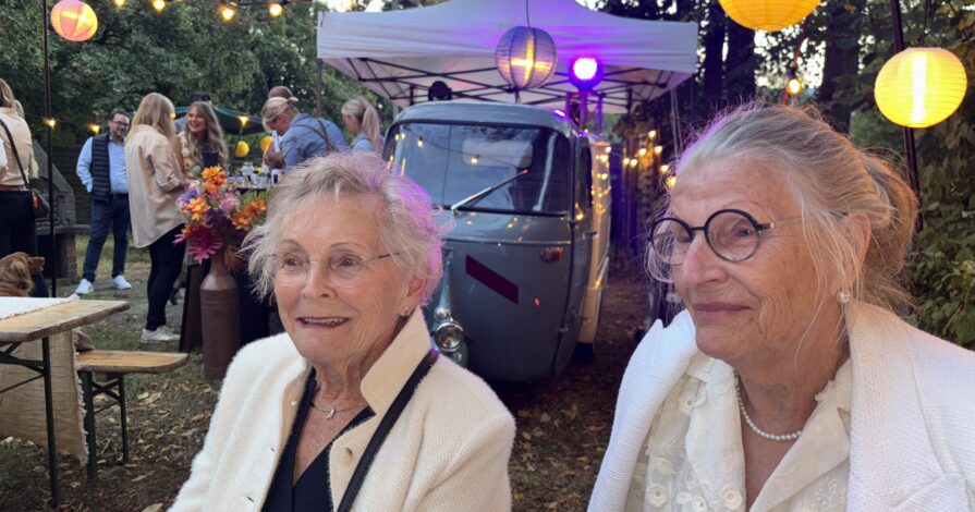 Mijn moeder en tante Jopie op de bruiloft in oktober van Joost en Nicole