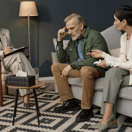 Man en vrouw bij de mediator op de bank in discussie met elkaar in kleurig interieur