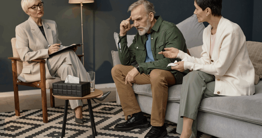Man en vrouw bij de mediator op de bank in discussie met elkaar in kleurig interieur
