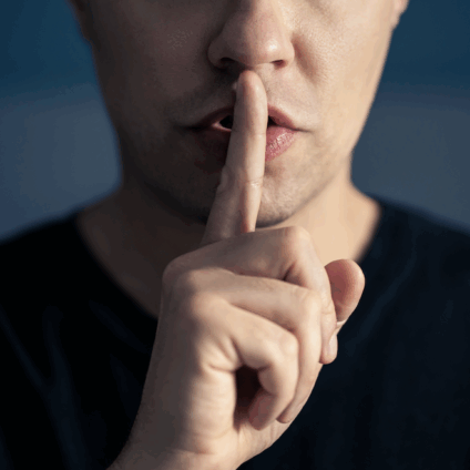 man heeft vinger voor zijn mond: stil zijn. Hij bewaard een geheim, is niet eerlijk