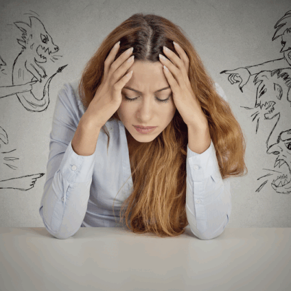 voor overgebogen vrouw met de handen in het haar om de spoken demonen die scheiding heten