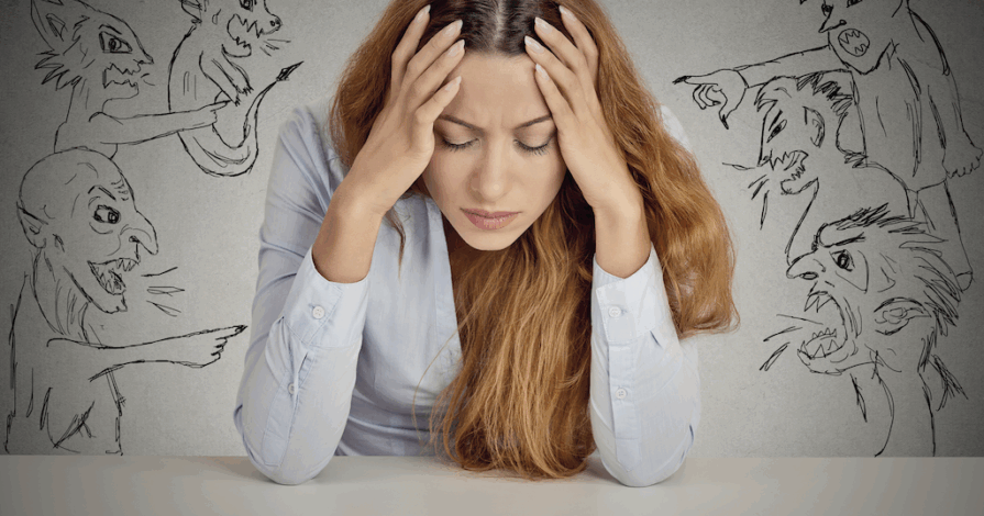 voor overgebogen vrouw met de handen in het haar om de spoken demonen die scheiding heten