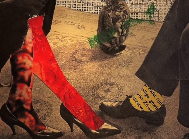 Hond kijkt naar benen van zijn baasjes. Zwart van het scheiden, rood van het aankomende gevaar. Wat staat er te gebeuren denkt de hond