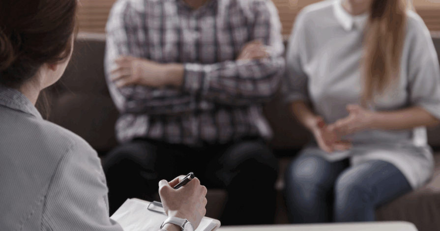mediator scheiden aan het werk bij een familieconflict. Je ziet de mediator op de rug en partijen geanodiseerd