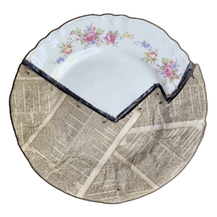 gebroken bord geprobeerd te lijmen met kranten in Bemmel