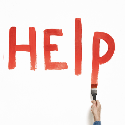 help wordt in bloed letters op de muur geschilderd door het slachtoffer van een scheiding