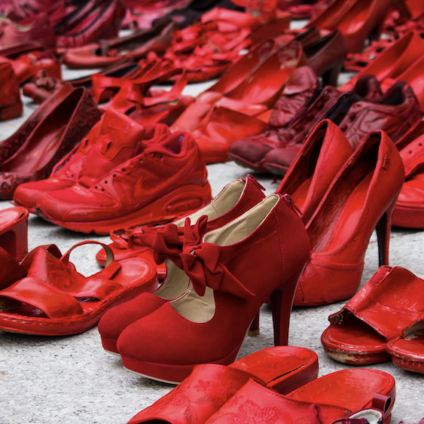 een verzameling van rode schoenen