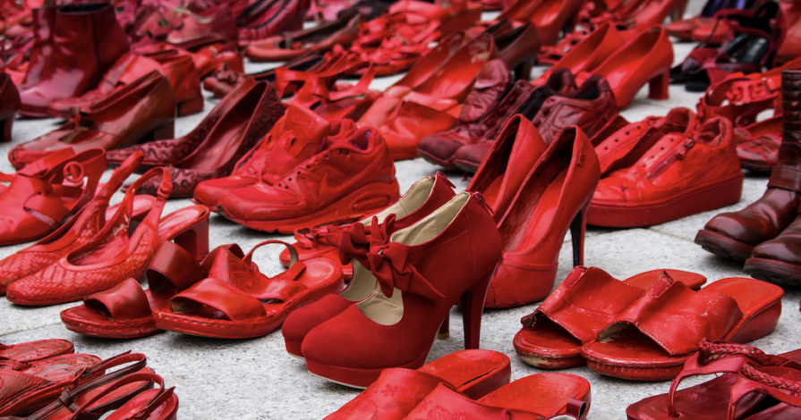 een verzameling van rode schoenen