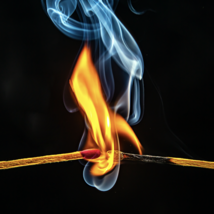 Brandende lucifers met rook en vuur als metafoor voor gedrag en onderliggende oorzaken bij een scheiding