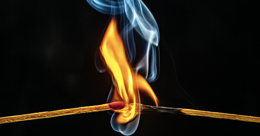 Brandende lucifers met rook en vuur als metafoor voor gedrag en onderliggende oorzaken bij een scheiding