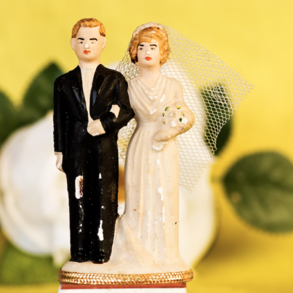 Bruidspaar als metafoor voor huwelijk en ontvlechting