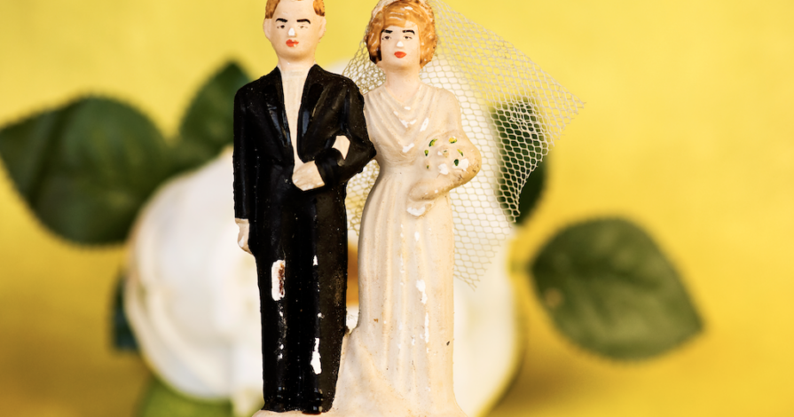 Bruidspaar als metafoor voor huwelijk en ontvlechting