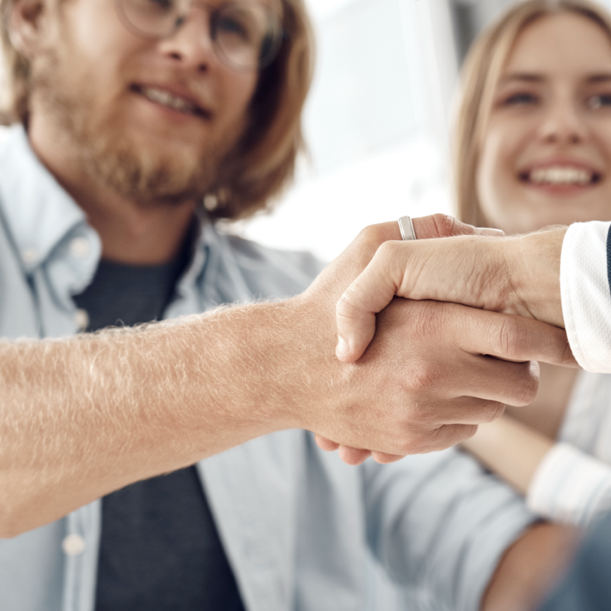 Mediator schudt hand van stel na succesvolle mediation bij scheiding