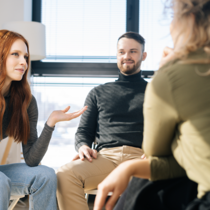 Senior mediator begeleidt partners tijdens mediation bij scheiden in een professioneel gesprek.