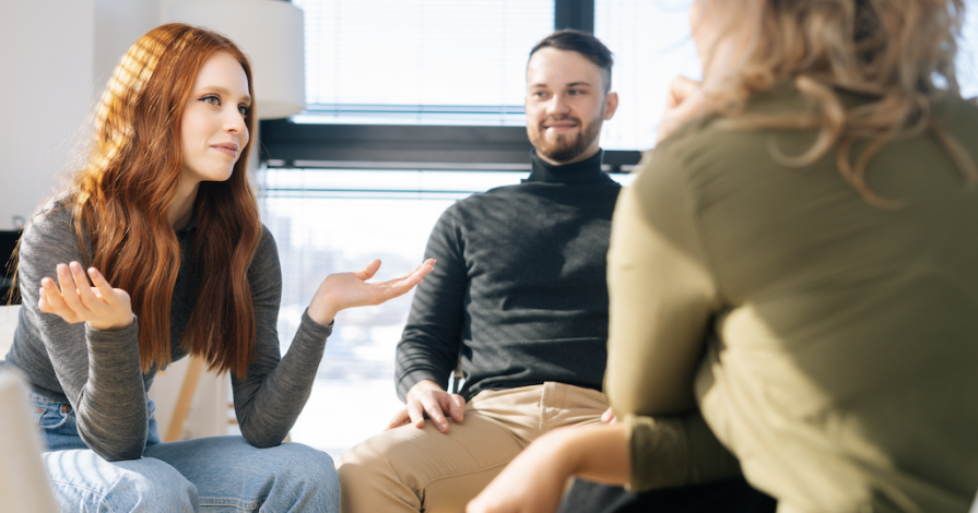Senior mediator begeleidt partners tijdens mediation bij scheiden in een professioneel gesprek.