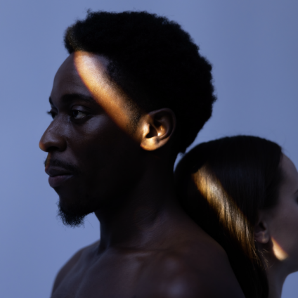 Scheiden wat staat me te wachten – man en vrouw rug aan rug in tegenlicht tijdens relatiebreuk