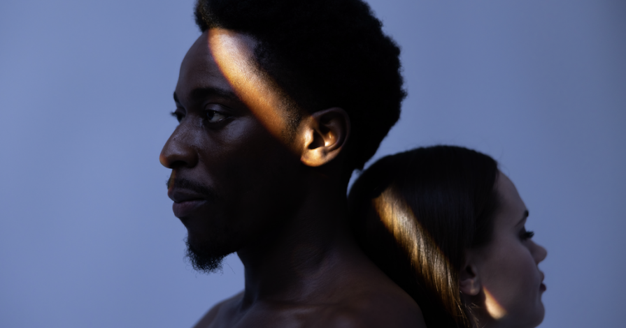 Scheiden wat staat me te wachten – man en vrouw rug aan rug in tegenlicht tijdens relatiebreuk