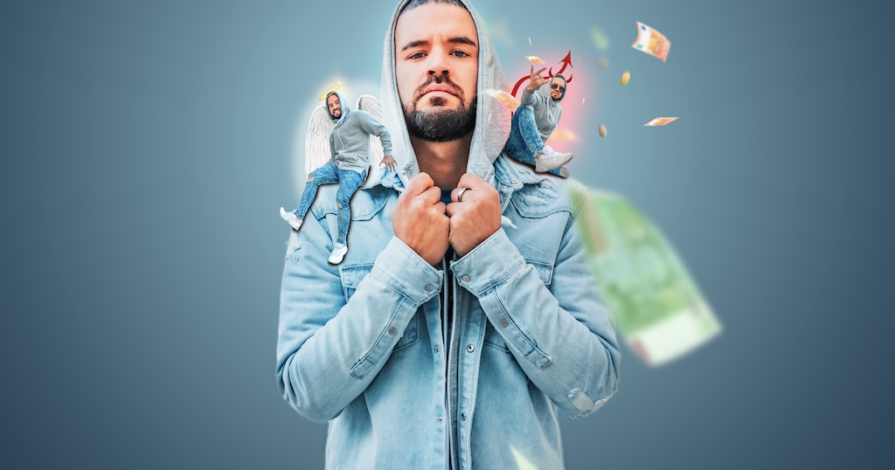 Man met twee innerlijke stemmen op schouders, symbool voor normen en waarden bij scheiden en innerlijke strijd tussen blijven en kiezen voor jezelf