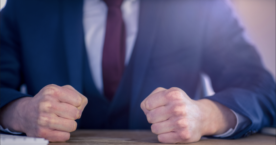 Ondernemer met gebalde vuisten bij scheiding – scheiden als je samen een bedrijf hebt