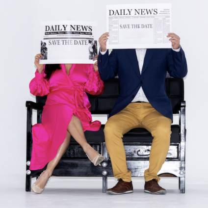 Man en vrouw verbergen gezicht - in de wachtkamer van mediator in Deventer -achter krant als metafoor voor privacy en publieke uitspraken bij scheiding