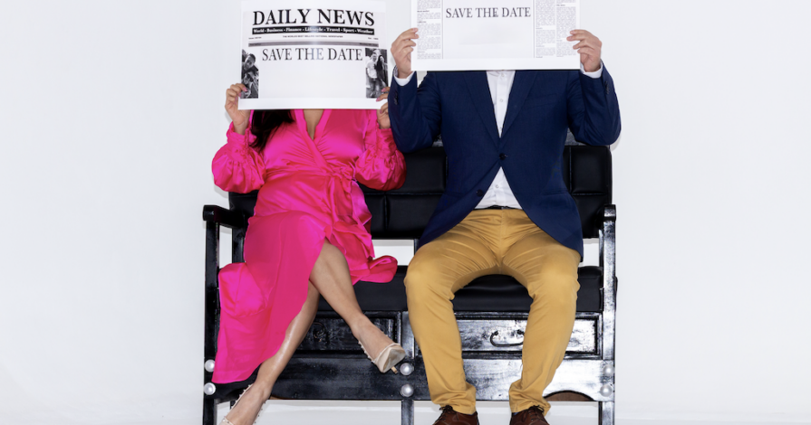 Man en vrouw verbergen gezicht - in de wachtkamer van mediator in Deventer -achter krant als metafoor voor privacy en publieke uitspraken bij scheiding