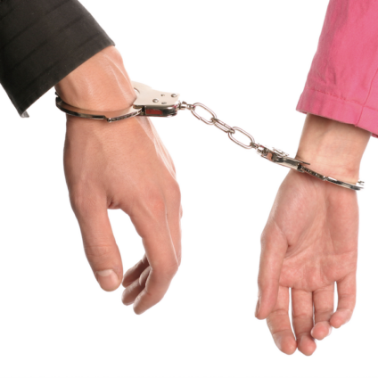 handboeien tussen partners symboliseren gevolgen van vreemdgaan en emotionele binding na scheiding