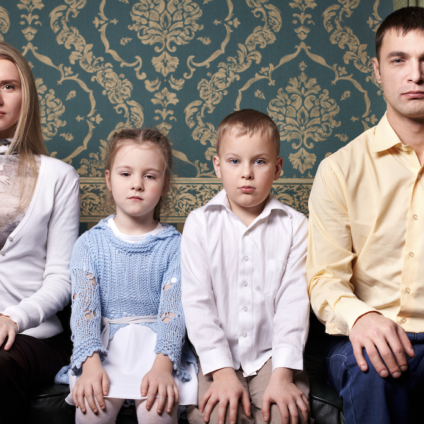 Samengesteld gezin met spanningen tussen ouders en kinderen na scheiding