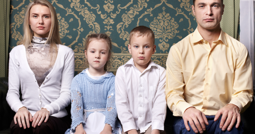 Samengesteld gezin met spanningen tussen ouders en kinderen na scheiding