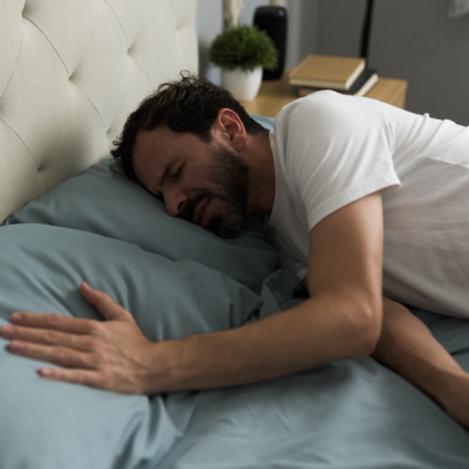 Man ligt alleen in bed en voelt angst om alleen te zijn na een scheiding