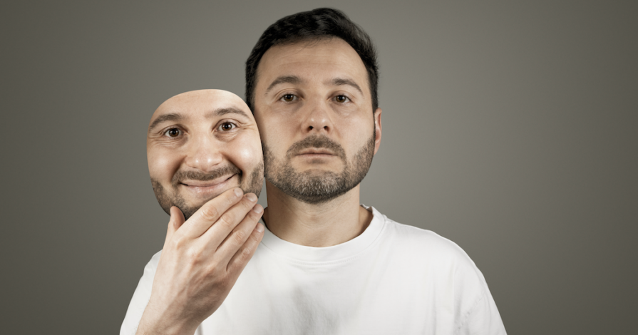 masker in relatie symboliseert narcisme en scheiden van een narcist