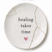 Wit bord met tekst healing takes time en gouden kintsugi lijnen bij scheiding in Bergambacht