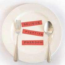 Bord met briefjes believe fighting freedom als beeld bij scheiding in Heerde