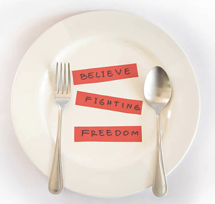 Bord met briefjes believe fighting freedom als beeld bij scheiding in Heerde