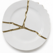 Wit bord met dikke gouden kintsugi lijnen als takken bij scheiding in Hooge Zwaluwe